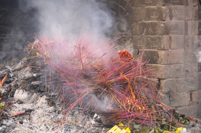 Giới trẻ nô nức đến chùa Hà cầu duyên, lò đốt vàng mã rừng rực lửa